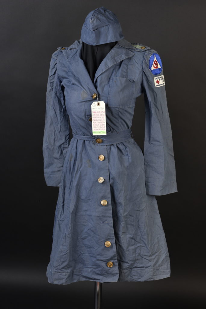 Robe et casquette de la défense civile. Dress and garrison