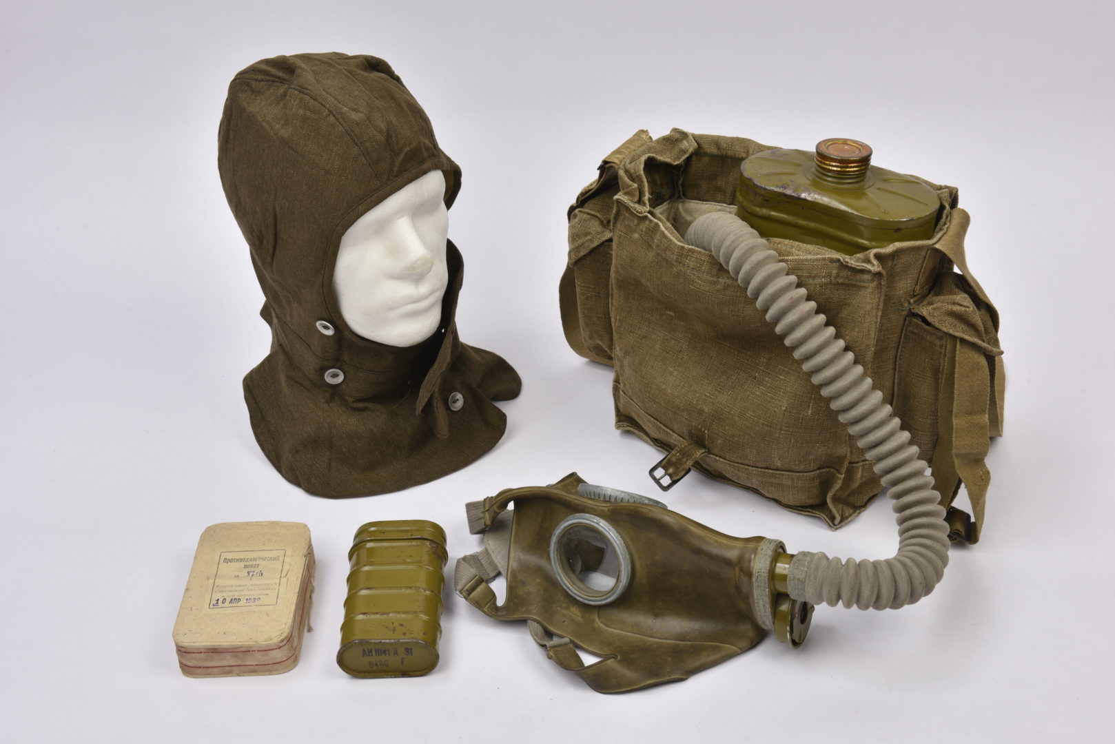 Sac à gaz militaire américain H & SONS 1942U avec son masque et accessoires  - Enchères Luxembourg