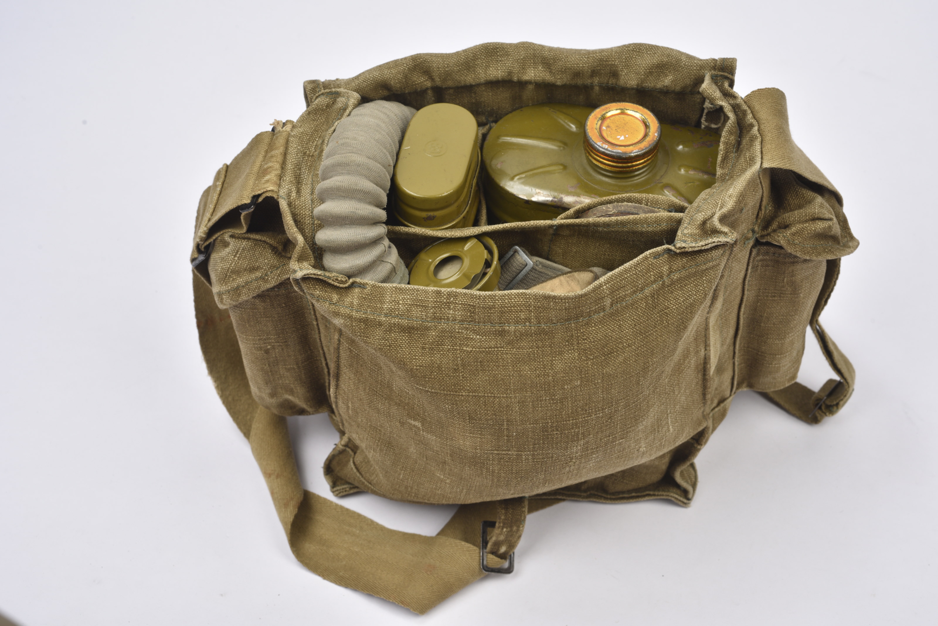 Sac à gaz militaire américain H & SONS 1942U avec son masque et accessoires  - Enchères Luxembourg