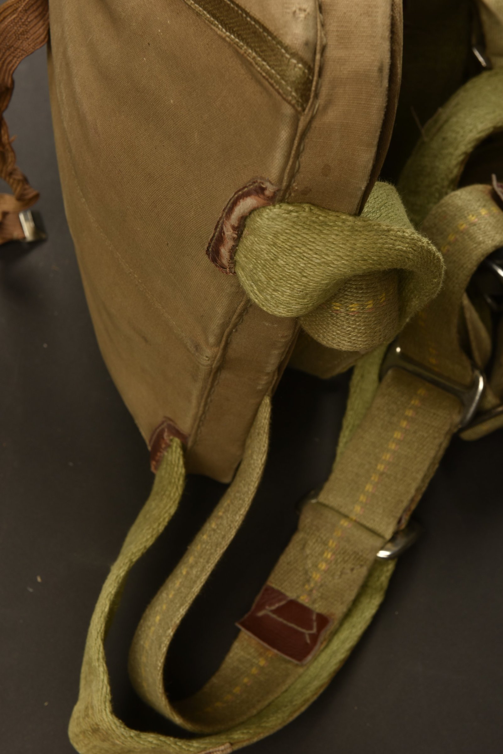 Pack Parachute Pilote De Chasse Américain – Époque Vietnam 1962 – Vintage (sans Parachute)