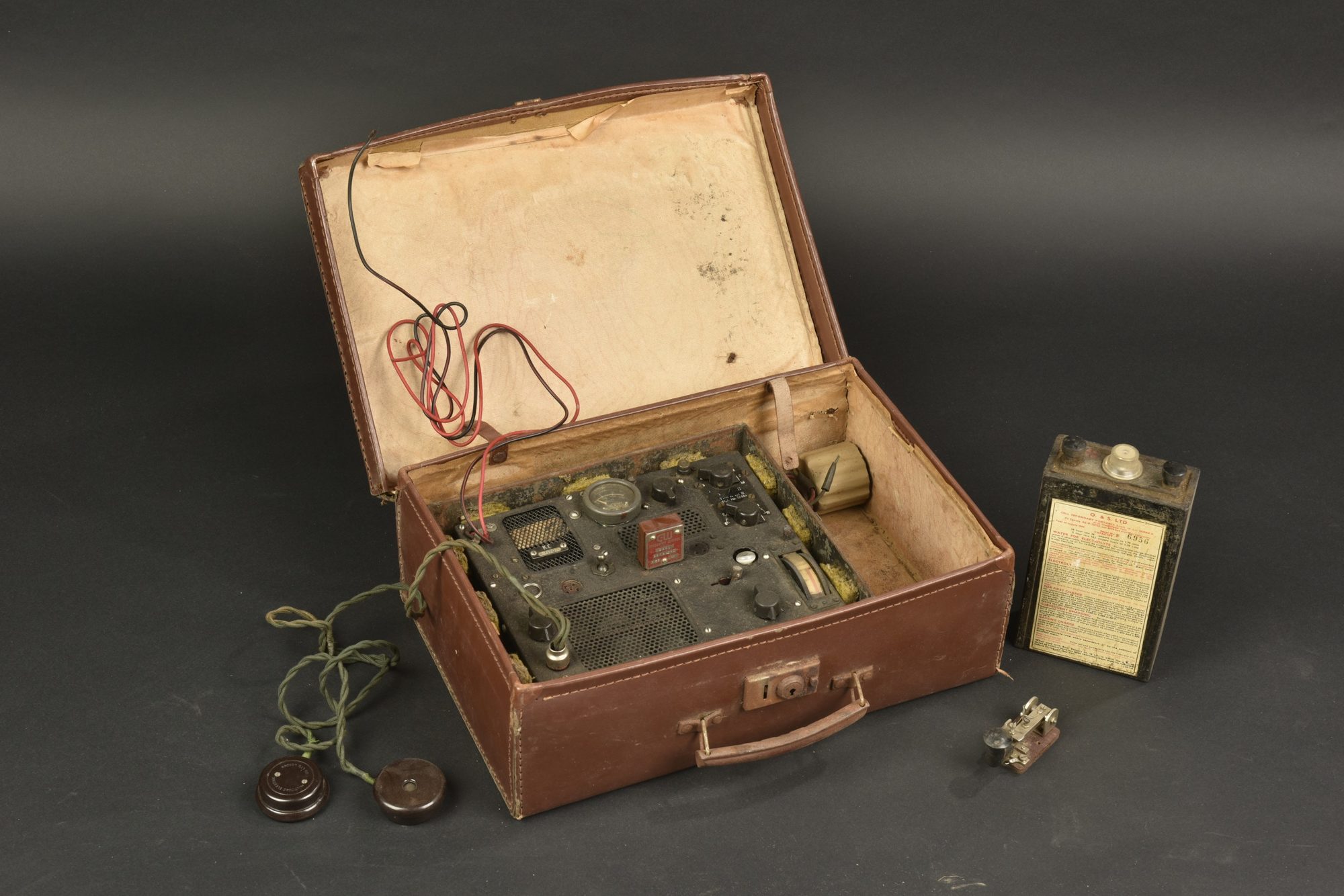 Récepteur Radio Rétro Sur Une Ancienne Valise En Cuir Isolée Sur Fond Blanc Image391359390