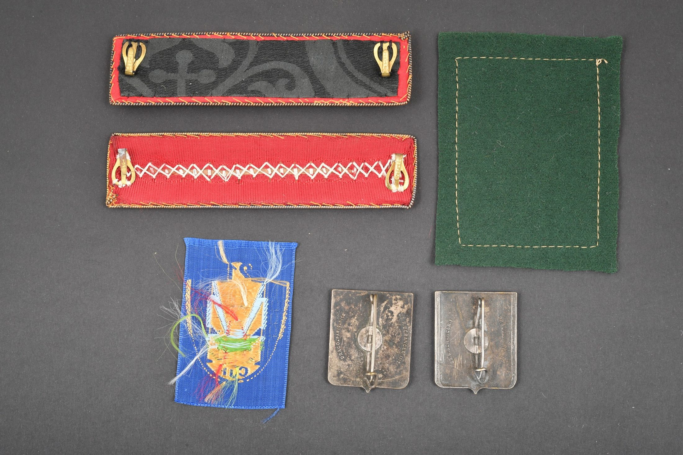 Ensemble d'insignes du Groupement 21. | Aiolfi G.b.r.
